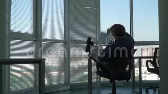 商人正站在办公室的桌子上视频的预览图