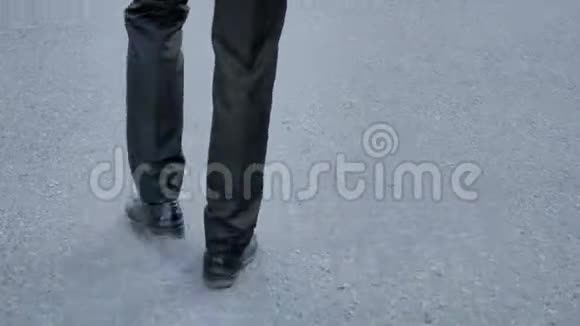 西装商务人员步行脚的后视图视频的预览图