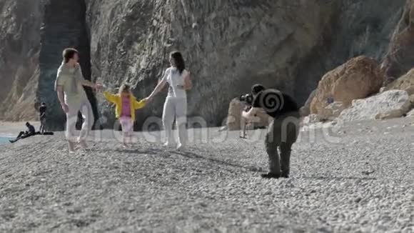 摄影师在海滩上射杀了一对已婚夫妇和一个孩子视频的预览图
