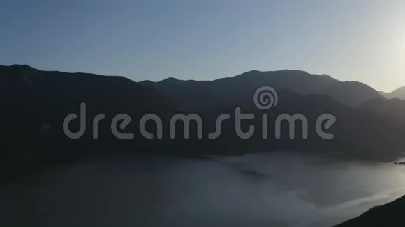 金字塔湖黎明前鸟瞰图由位于圣埃米格迪奥PiruCreek的金字塔大坝构成的休闲目的地视频的预览图
