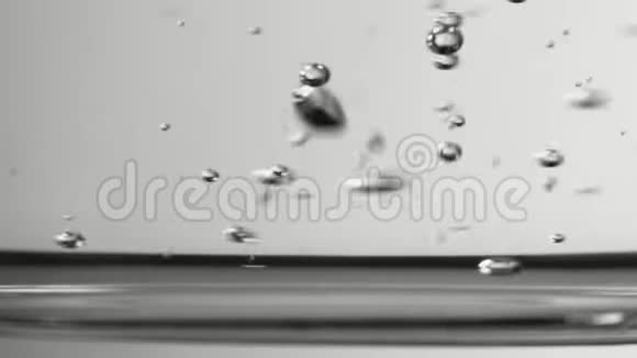 玻璃杯中的氧气泡视频的预览图