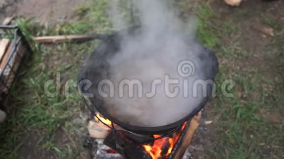 切片的肉在一个大锅中沸腾汤在室外的斯洛文尼亚视频的预览图