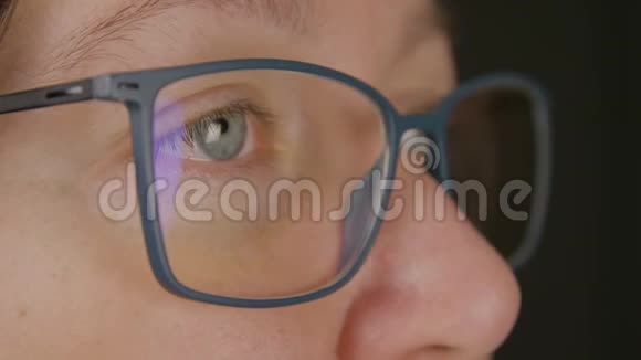 在眼镜特写镜头中面对成年女性美容视觉眼科理念视频的预览图