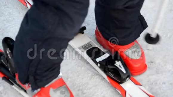准备滑雪系好靴子男孩穿滑雪靴冬季运动户外活动视频的预览图