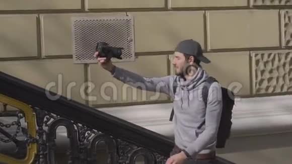 带摄像机的男性旅行者视频的预览图