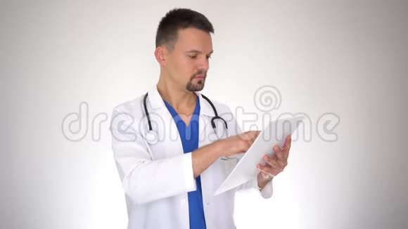 男性医生阅读医疗文件书写处方肖像视频的预览图
