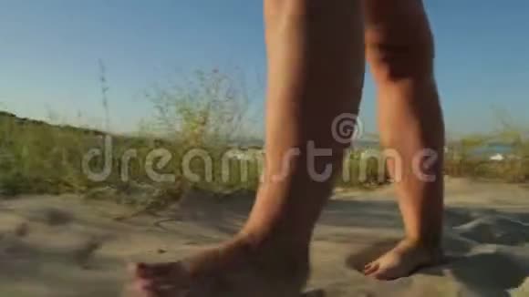 女性的脚在沙滩上赤脚行走视频的预览图