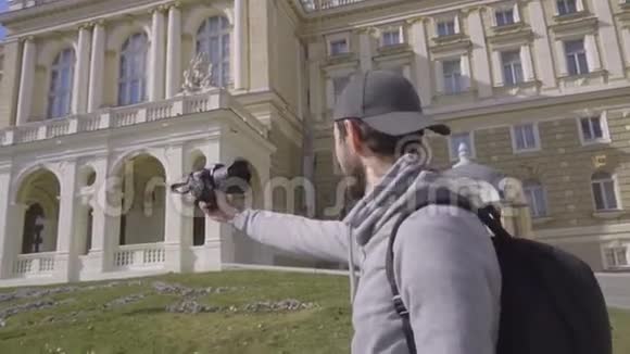 带摄像机的男性旅行者视频的预览图