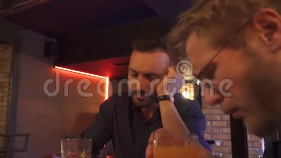 两个年轻人在酒吧喝鸡尾酒视频的预览图