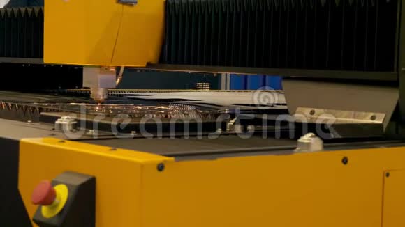自动切割机的工作关闭工业机器人的火花视频的预览图