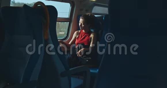 年轻的亚洲小姐在火车上生活方式概念视频的预览图