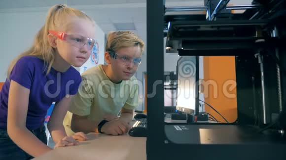 兴奋的学生使用三维打印机创建三维打印机器人视频的预览图