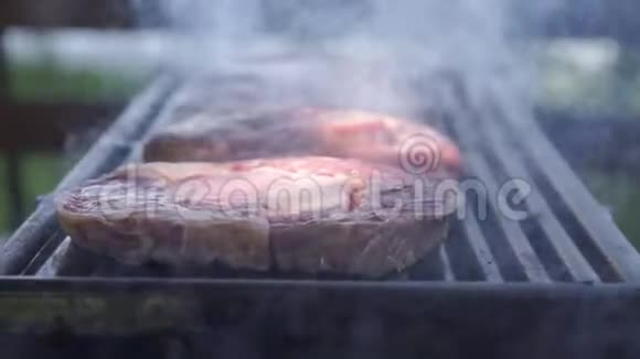 烧烤时烤牛排视频的预览图
