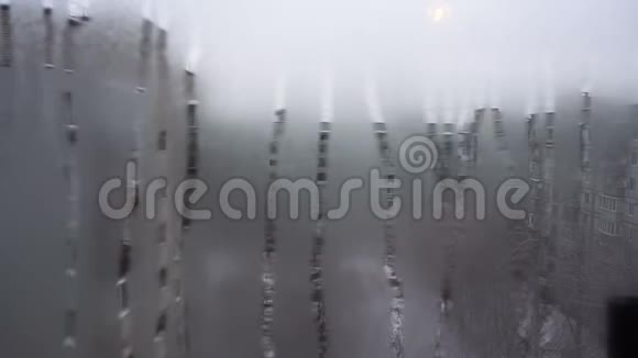 冬天窗户玻璃上的霜视频的预览图