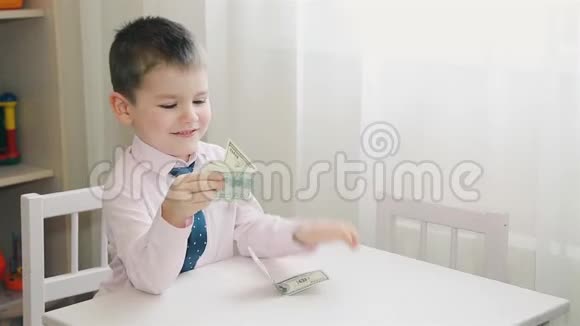 小男孩折叠纸钱高清1080视频的预览图