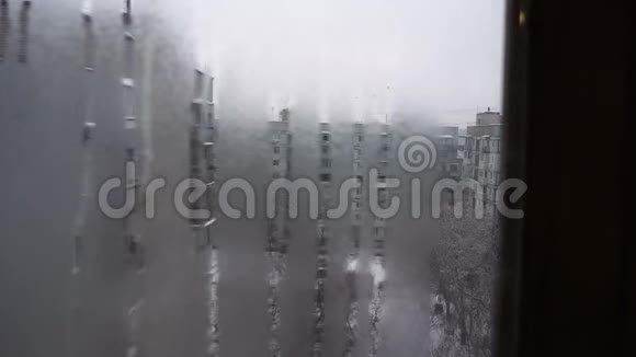 冬天窗户玻璃上的霜视频的预览图
