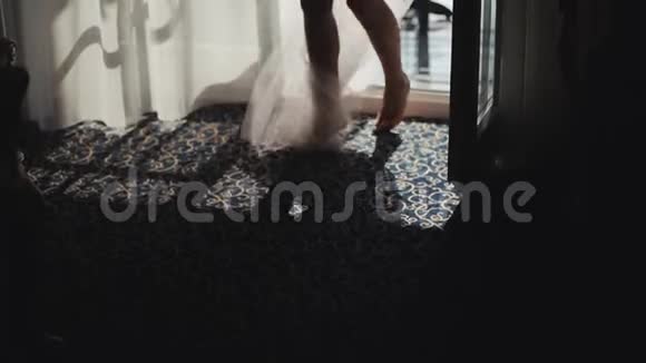 骑着双腿绕着婚纱转新娘的早晨视频的预览图