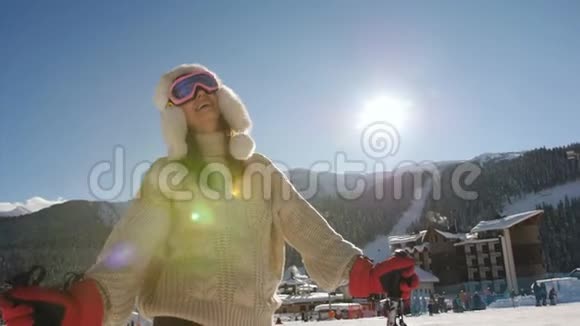 在夕阳下的滑雪场里快乐的时髦女人视频的预览图