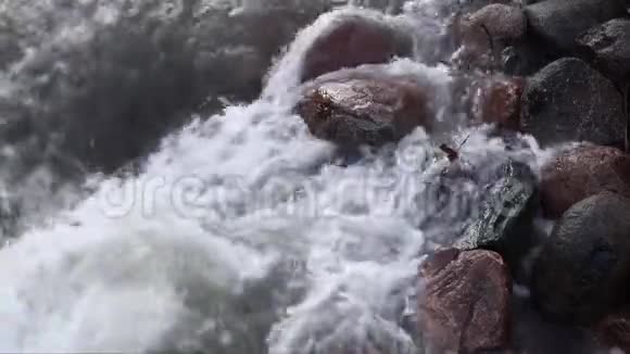 水流湍急的小溪在巨石上奔腾视频的预览图