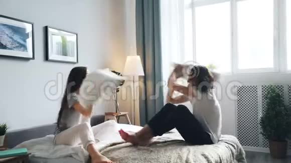 玩的夫妻在家里的床上玩枕头大战视频的预览图