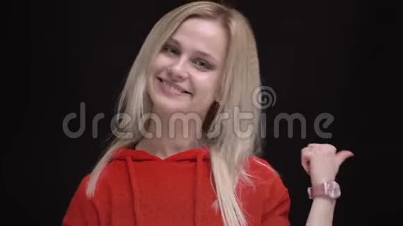 白发白种人穿着红色毛衣的白种人女孩的肖像用手指示意以表示对黑色的喜欢和尊重视频的预览图