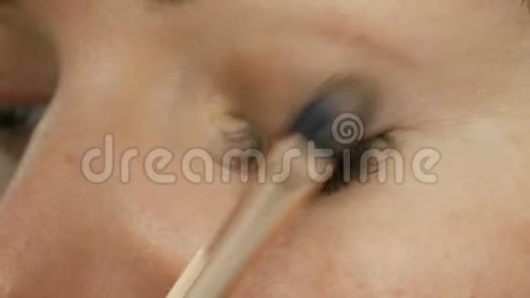 眼妆用专用毛刷蓝色的特写眼睛睫毛很长视频的预览图