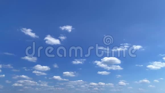 缓慢移动的云与蓝天视频的预览图