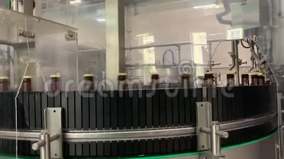自动输送排玻璃棕色瓶子移动视频的预览图
