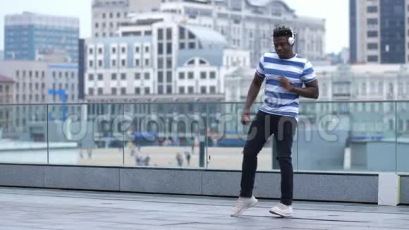 戴耳机的酷男表演非洲之舞视频的预览图