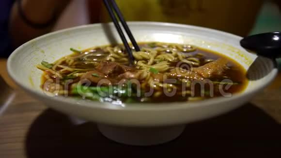 K4亚洲女人用棍子吃牛肉面视频的预览图
