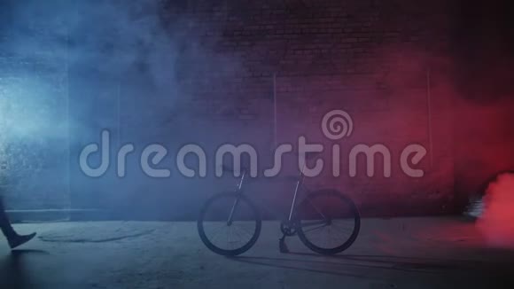K4自行车的特写镜头烟雾缭绕路过的人视频的预览图