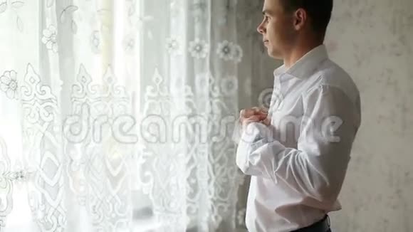 男人扣着一件白色衬衫视频的预览图