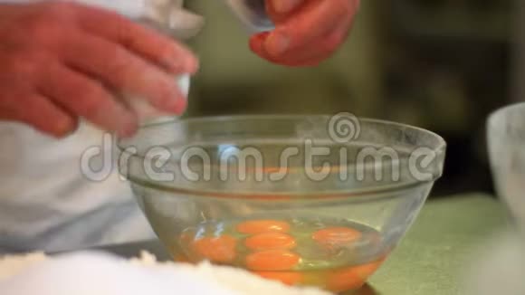 一位糕点厨师正在准备鸡蛋制作1台FDV的糕点视频的预览图