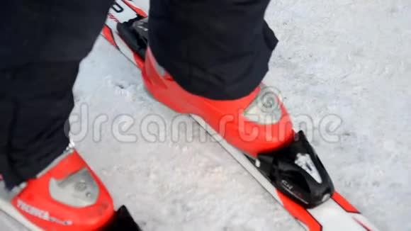准备滑雪系好靴子男孩穿滑雪靴冬季运动户外视频的预览图