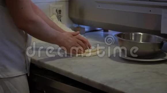 厨师手在厨房里撒着比萨饼面团食物概念视频的预览图
