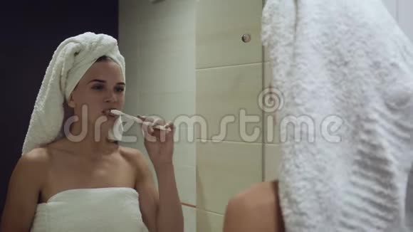 漂亮的女人刷牙照镜子视频的预览图