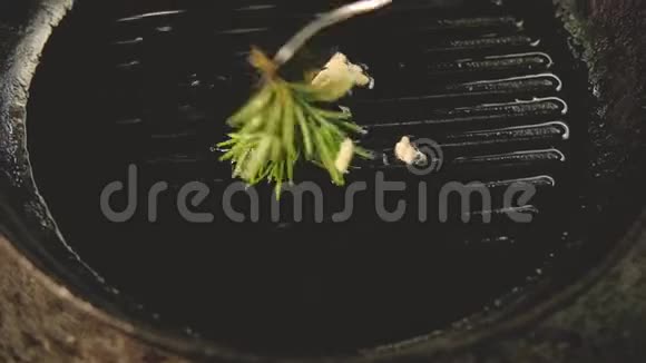 草药厨师搅拌大蒜迷迭香烤锅视频的预览图