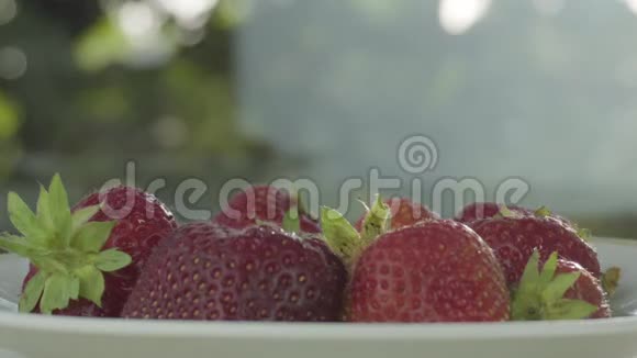 特写镜头一只雌性的手拿草莓健康早餐视频的预览图