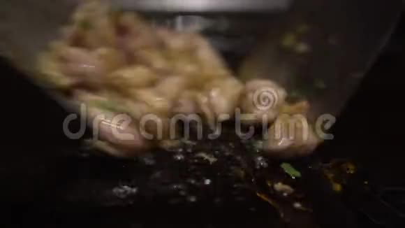 4K菜奇肯厨师在烧烤炉上煮一份生的鲜肉牛排视频的预览图