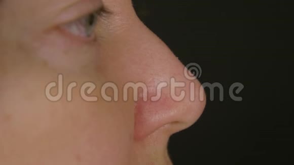 女性面部眼睛和鼻子轮廓视图整形外科及面部美容视频的预览图