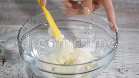 女人手混合奶油做蛋糕准备视频的预览图