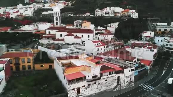 色彩斑斓的西班牙小城市古老的建筑看起来非常美丽西班牙特内里费岛日落视频的预览图