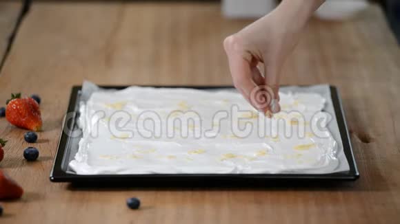 烹饪的概念一个专业的糕点厨师做一个月桂卷洒杏仁片在基地视频的预览图