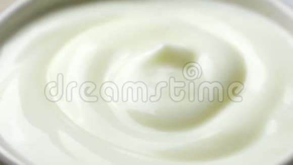 旋转特写镜头酸奶视频的预览图