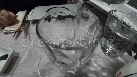 在玻璃上浇水视频的预览图