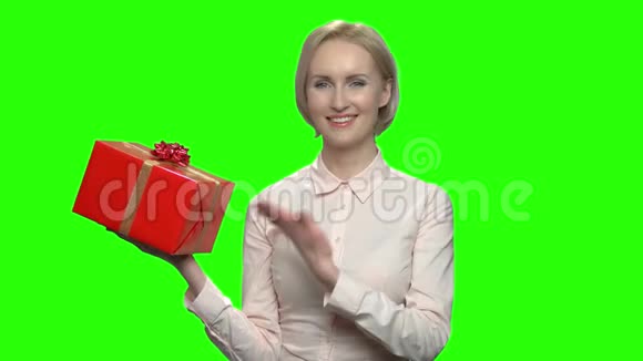女人指着红色的礼盒视频的预览图