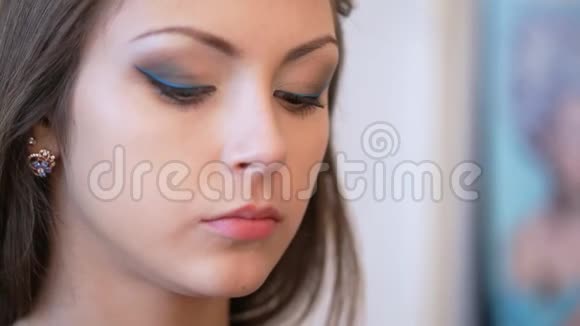 化妆师涂口红视频的预览图