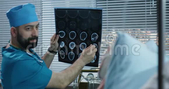 医生向病人展示脑部扫描图像视频的预览图