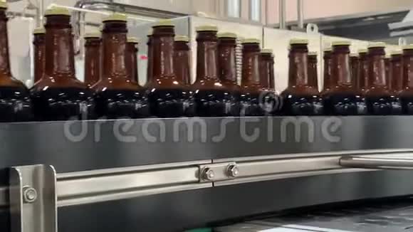 自动输送排玻璃棕色瓶子移动视频的预览图