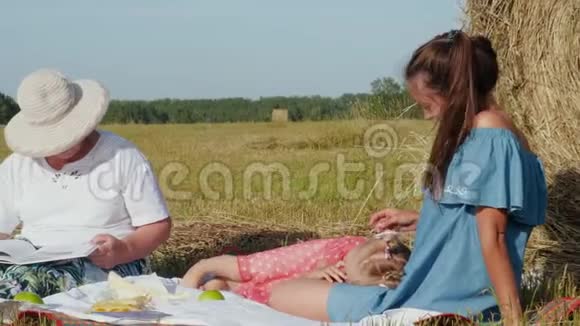 一家人在草地上野餐视频的预览图